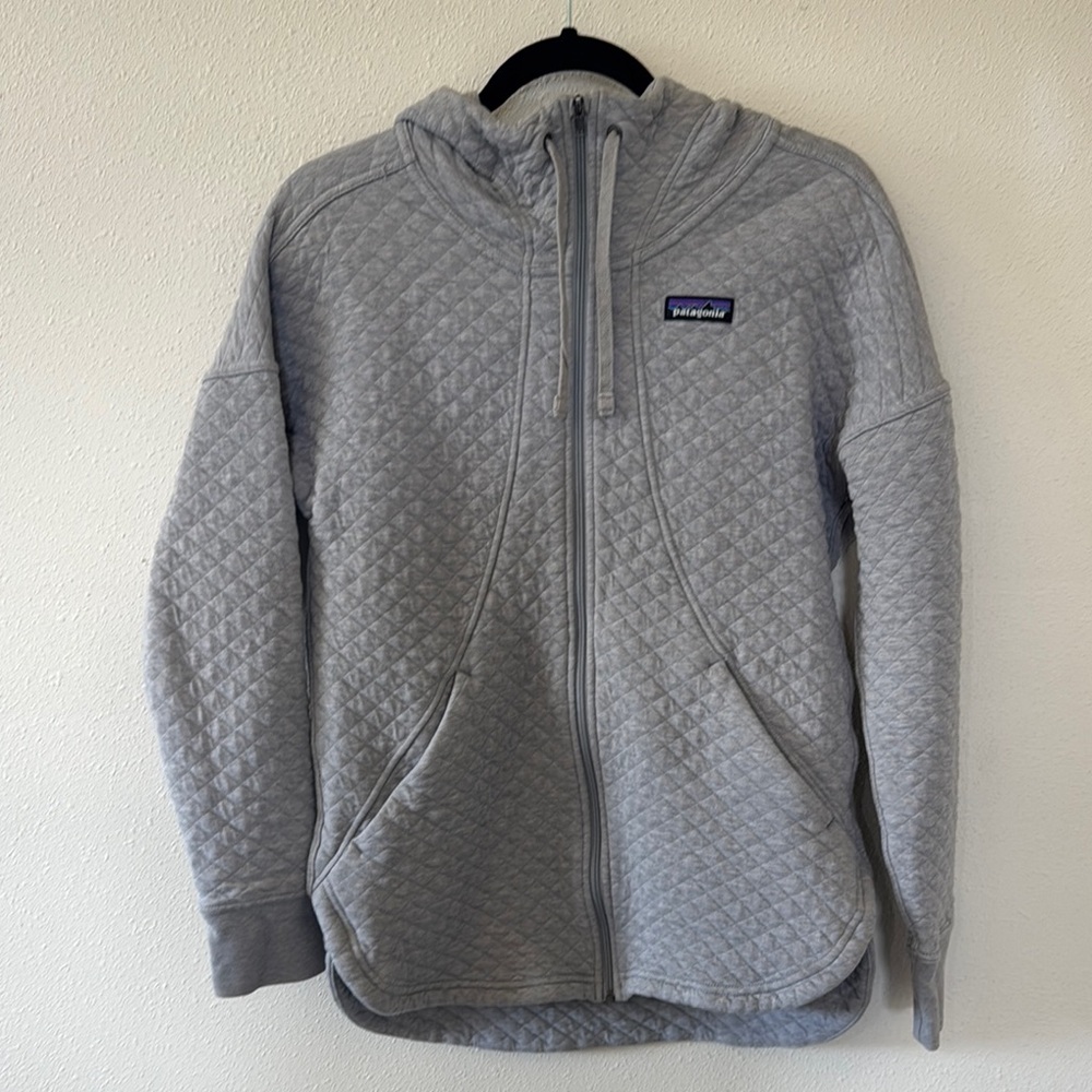Patagonia Gray Puffer Jacket with Quilted Design